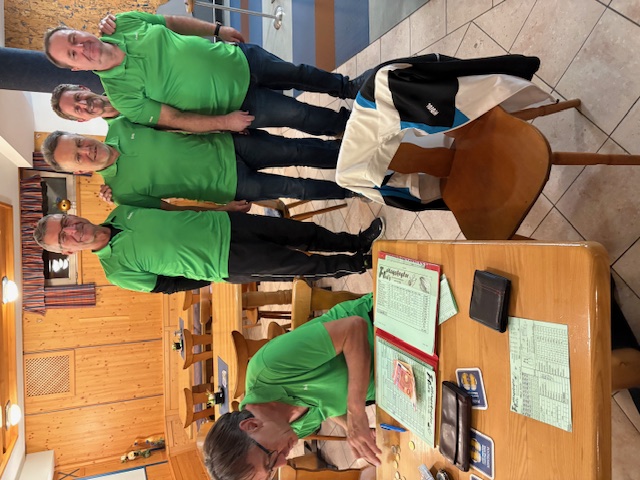 Unsere vier Sparefrohs! Dritte Sau im Gang wollte nicht gelingen. Getränkerunde gespart! (Präsi fleißig beim Kassasturz)