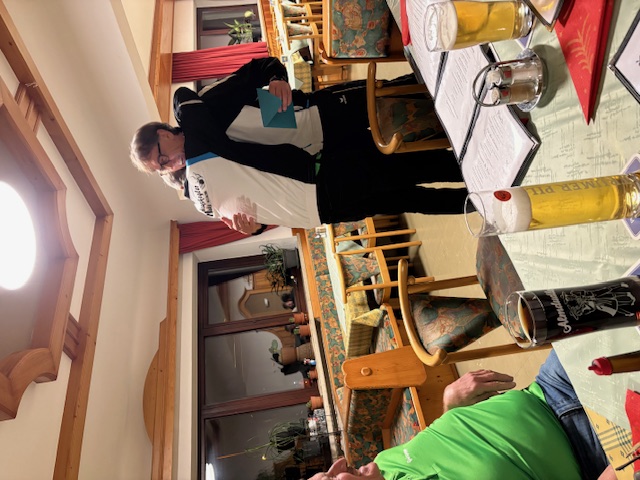 Große Freude bei Klaus, als Präsi ihm zu seinem 60er gratuliert. Danke Klaus für das Geburtstagsessen!