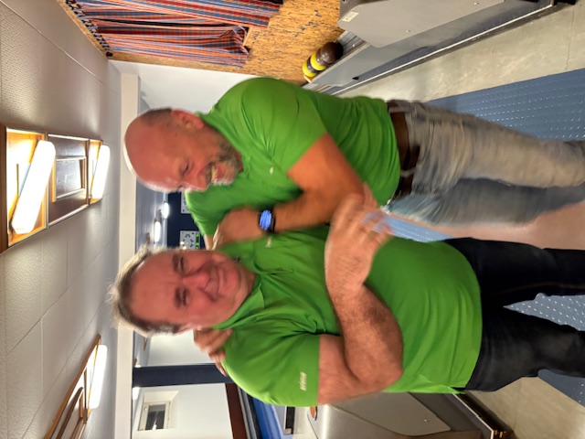 Andi kegelt drei Figuren im Gang!