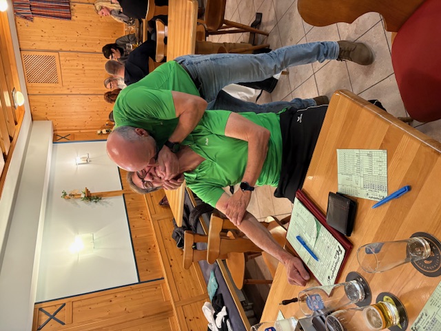 Präsi gratuliert Conny zu seinem 9. Gesamtsieg, dafür bekommt er ein Bussi!