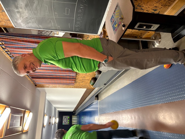 Ein Schweinderl nach dem anderen. Schwerstarbeit an der Tafel für Jörg!