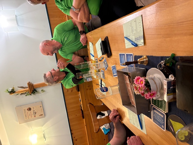 Erhard gratuliert Conny zu seinen 13!!!! Sauen an diesem Abend!